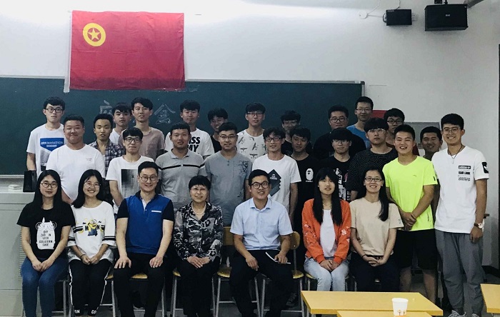 与韩校长合影.jpg 与韩校长合影.jpg